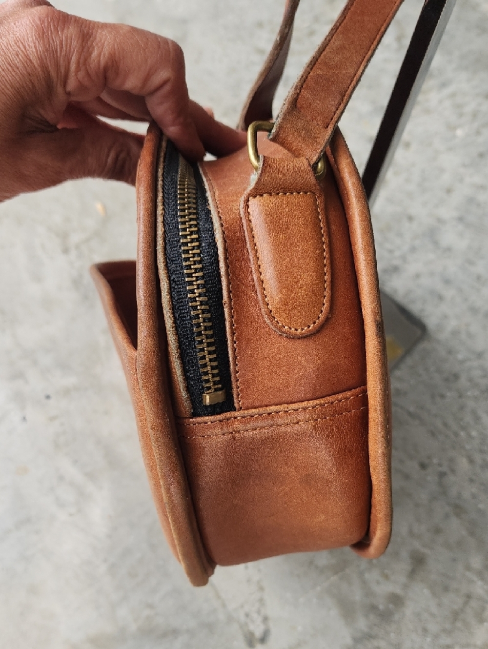 Coach Vintage Canteen Leather Tan Round Crossbody Bag - Picture 5 of 16